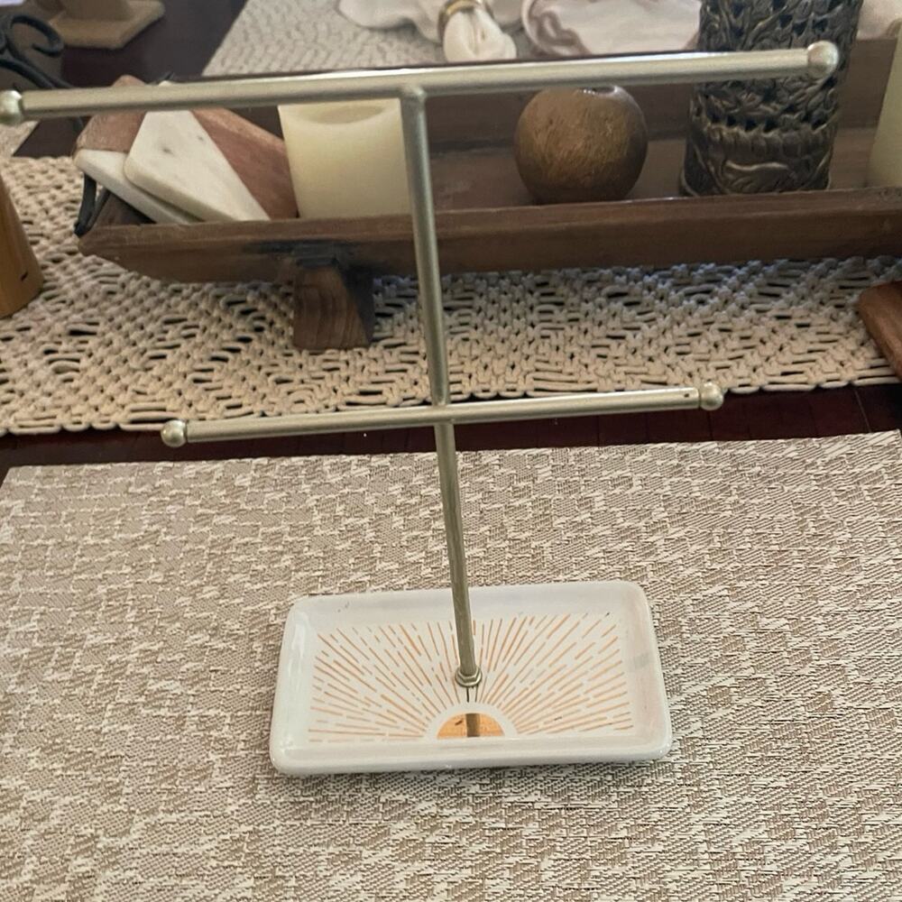 Jewelry holder for necklaces and bracelets